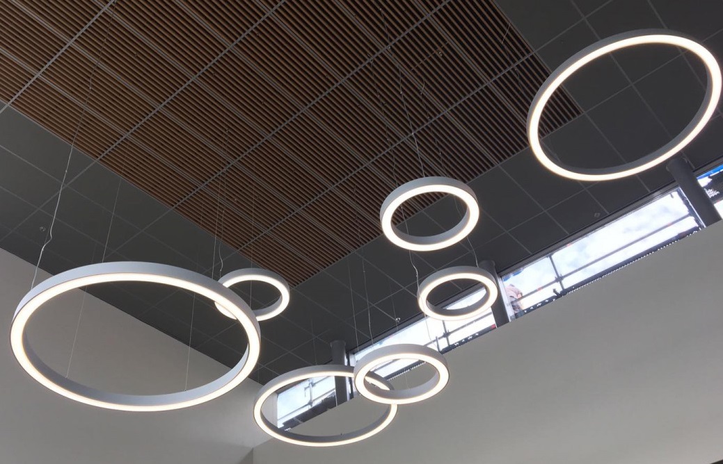 BLORE 80 ronde pendelverlichting geplaatst in een vide van een winkelcentrum