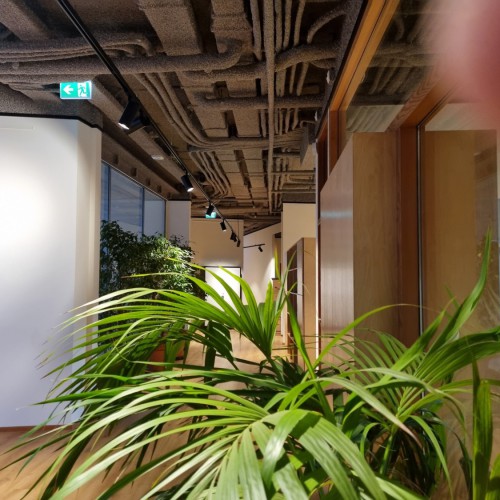 Railspot indica met casambi in de gang geeft sfeer