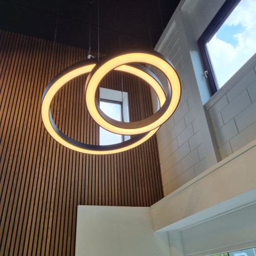 BLORE ringarmaturen als blikvanger van Lumosec Lighting
